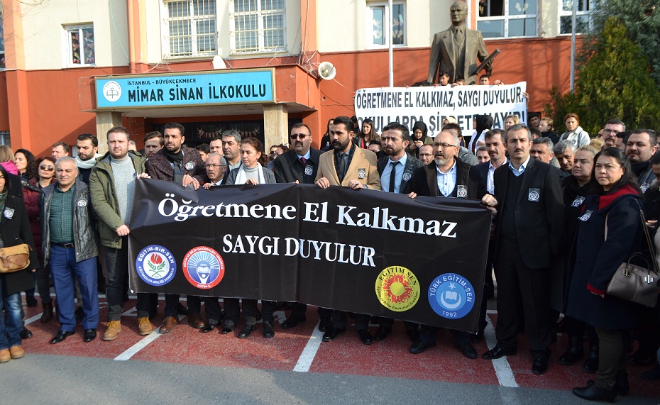 Büyükçekmece’de öğretmene şiddet protesto edildi