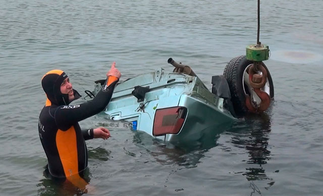 Silivri’de otomobil denize uçtu, sürücüyü sahildekiler kurtardı