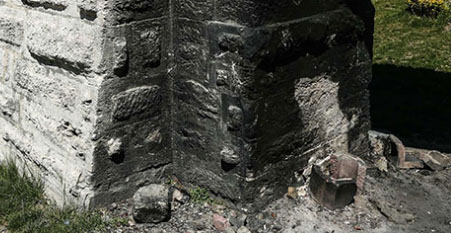 Restore edilen 400 yıllık su kemerine yazı yazıp, dibinde ateş yaktılar