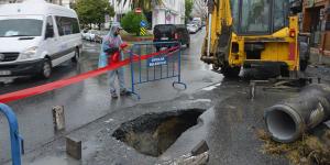 Avcılar’da yol çöktü