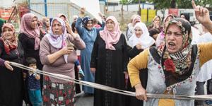 Kadınlar ”uyuşturucu satılıyor” diyerek yol kapattı