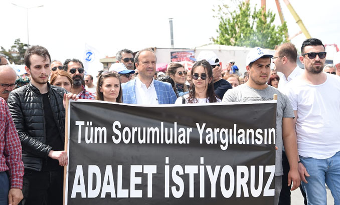 Turan Hançerli 1 Mayıs’ta Çorlu mağduru ailelerle yürüdü