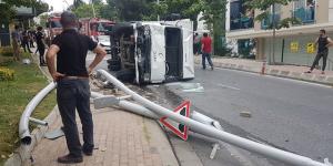 Büyükçekmece’de kamyonet devrildi