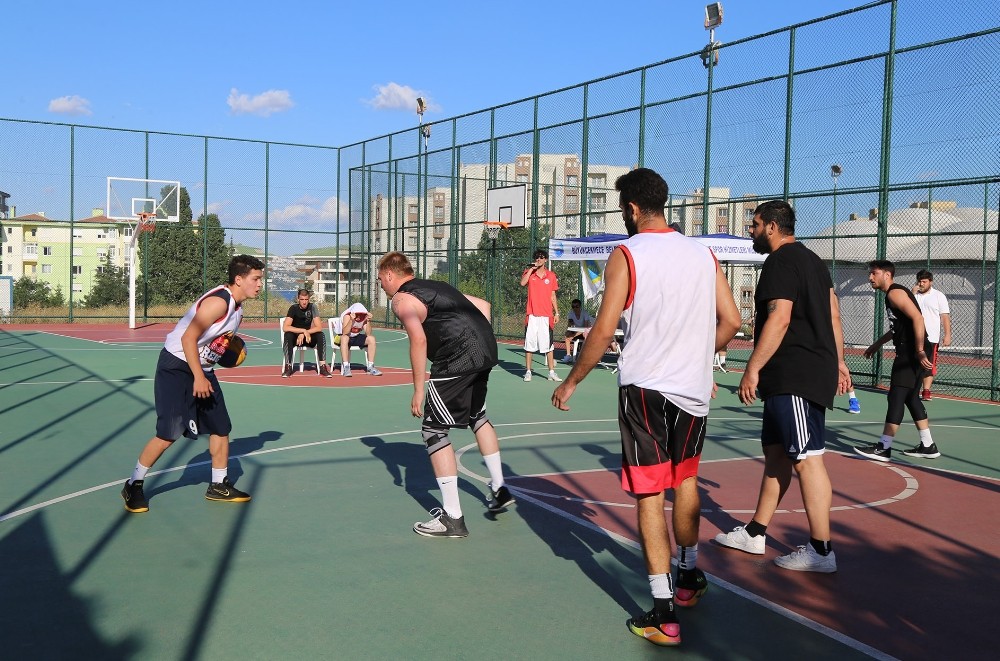Büyükçekmece’de sokak basketbolu nefesleri kesti