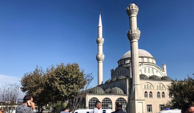 Avcılar’da minarenin yıkılan parçası kaldırıldı