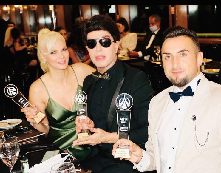 Ünlülerin Moda Kumaşçı Cafer Andıç’a bir ödül de Altın Zirve Ödüllerinden geldi.