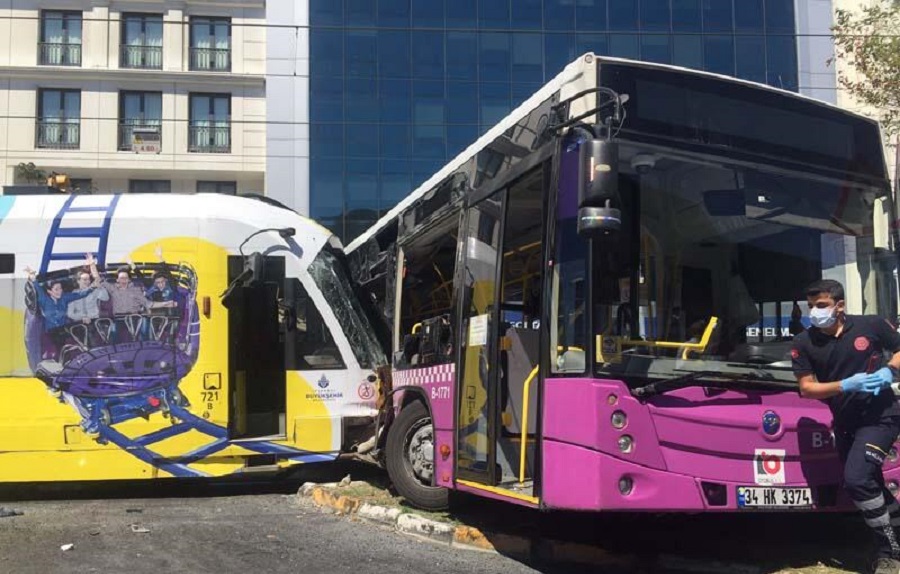 İstanbul’da tramvayla otobüs çarpıştı