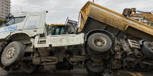 Beylikdüzü’nde yol çöktü hafriyat kamyonu devrildi