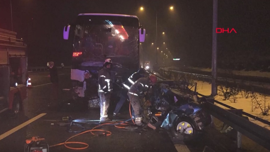 Otoyolda ters yönde hız yapan otomobil, yolcu otobüsüyle çarpıştı: 2 ölü, 10 yaralı -VİDEO HABER-