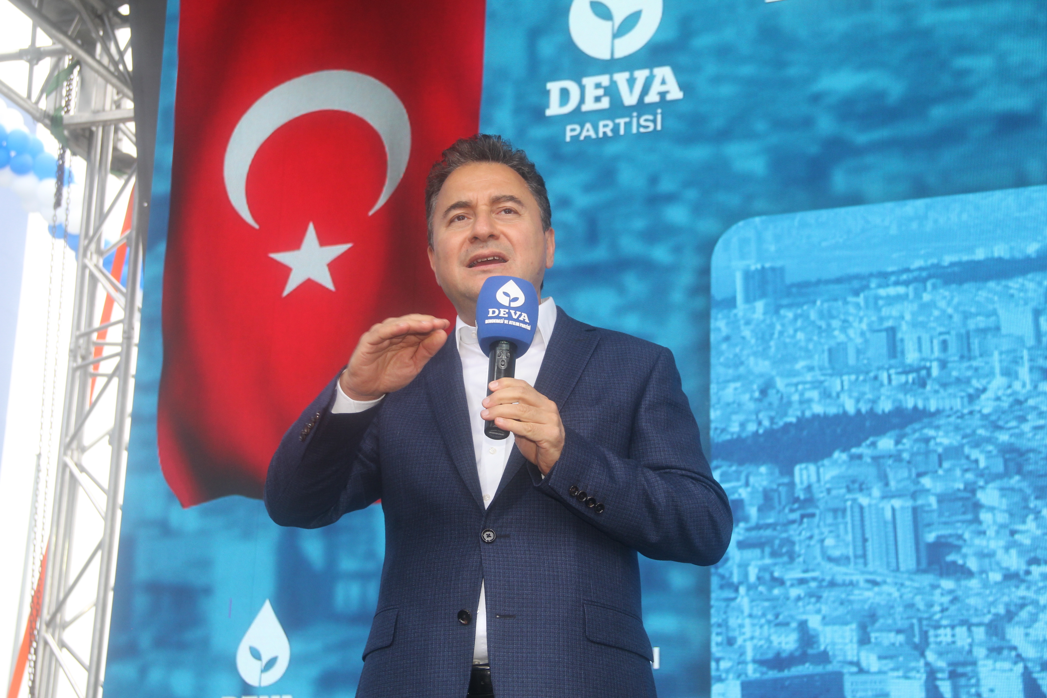 KRİZLERİN ORTAĞI BAHÇELİ