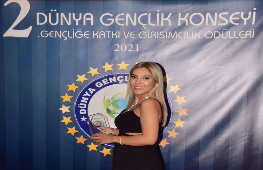 Ünlü Influencer Zeynep Odabaşoğlu ödülden ödüle koşuyor