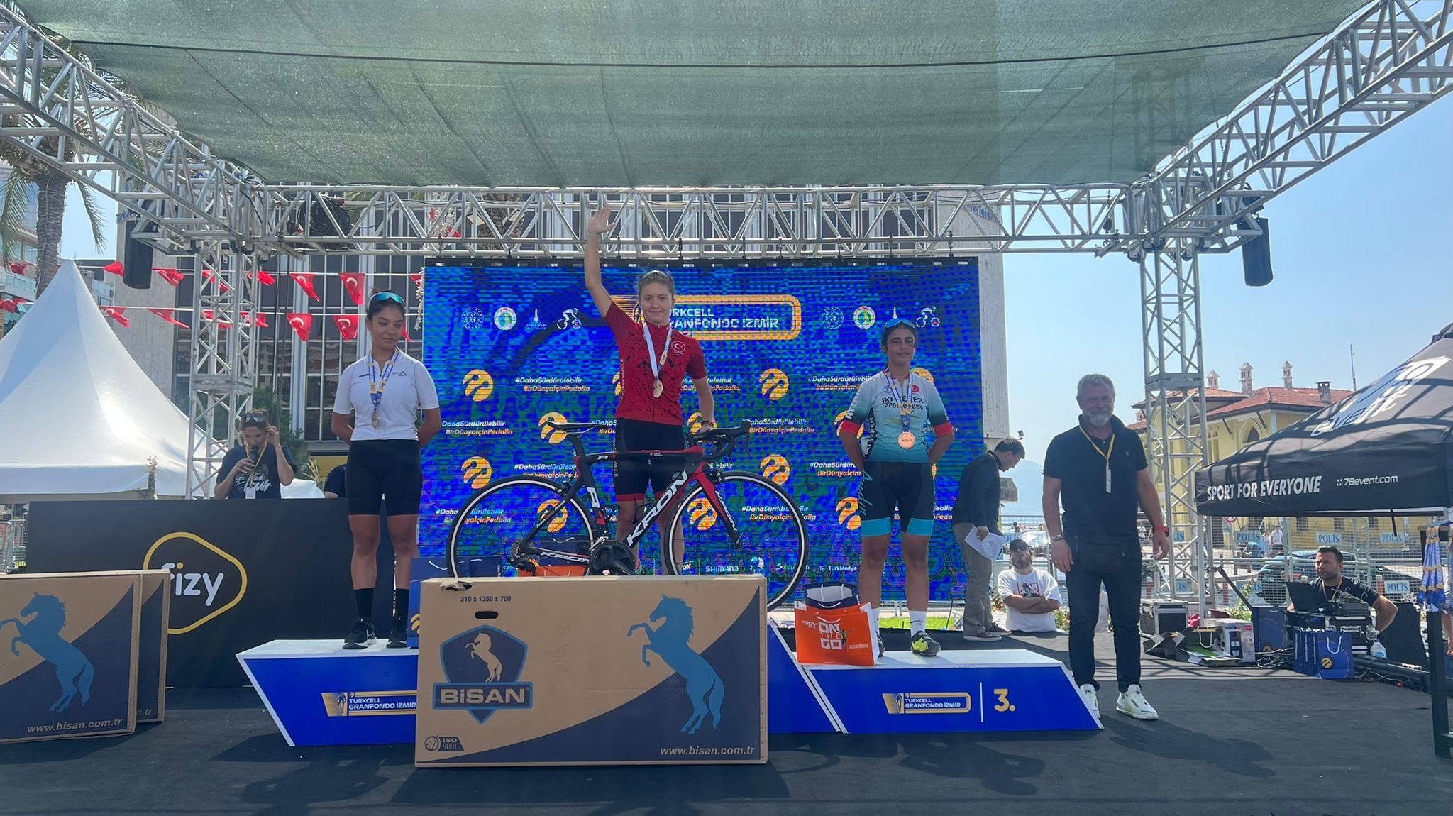 Büyükçekmece’nin gururu Ekin Ereke birincilik kürsüsünde