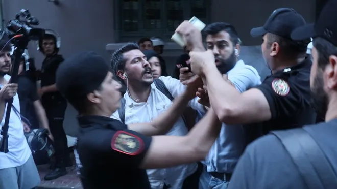 İstanbul Valiliği, gazetecileri darp eden polise soruşturmayı engelledi