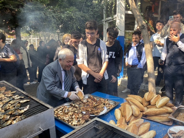 Öğrencilere palamut şiş, palamut köfte, palamut pirzola ziyafeti