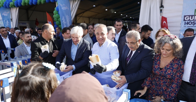 Sultangazi’de 3 ton hamsi dağıtıldı