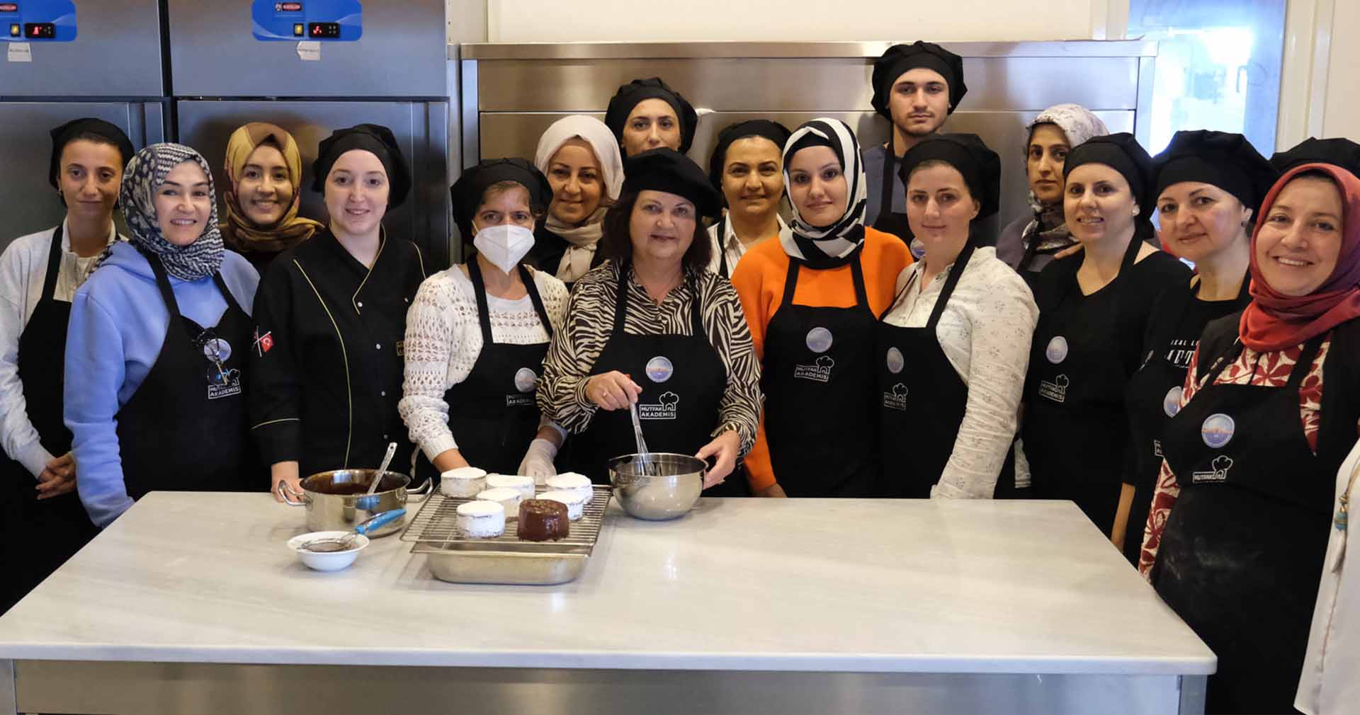 Hatice Akgün, pastacılık eğitimi alan kursiyerler ile birlikte çikolata yaptı