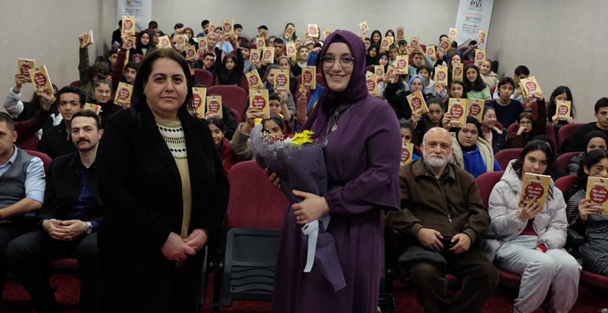 Yazar Hatice Kübra İpek Bilgi Evi Üyeleri’nin Sorularını Yanıtladı