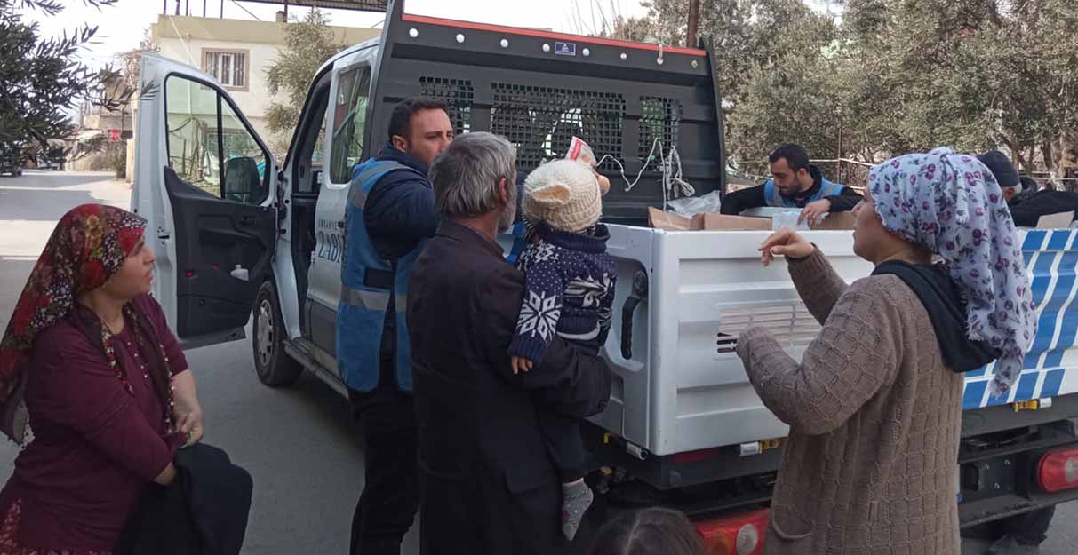 ÜMRANİYE BELEDİYESİ EKİPLERİ AFETZEDELERE GIDA, GİYSİ VE BATTANİYE DAĞITTI