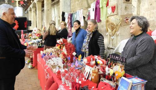 Sevgi Günü’ne özel hazırlanan hediyelik eşya satış standları açıldı