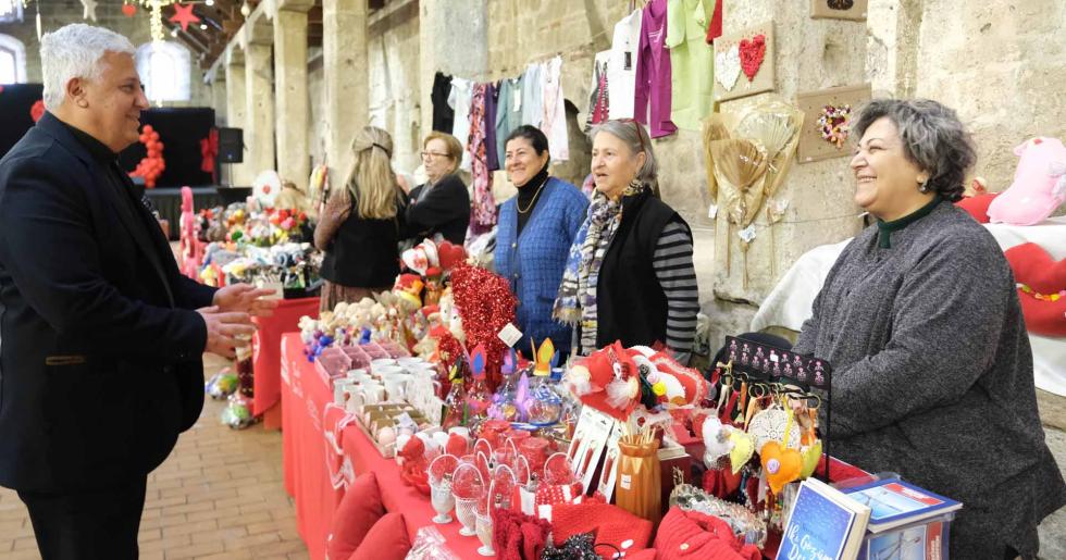 Sevgi Günü’ne özel hazırlanan hediyelik eşya satış standları açıldı