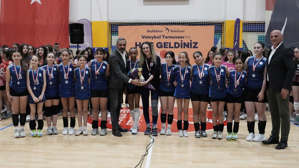 BEYLİKDÜZÜ BELEDİYESİ VOLEYBOL TURNUVASI SONA ERDİ