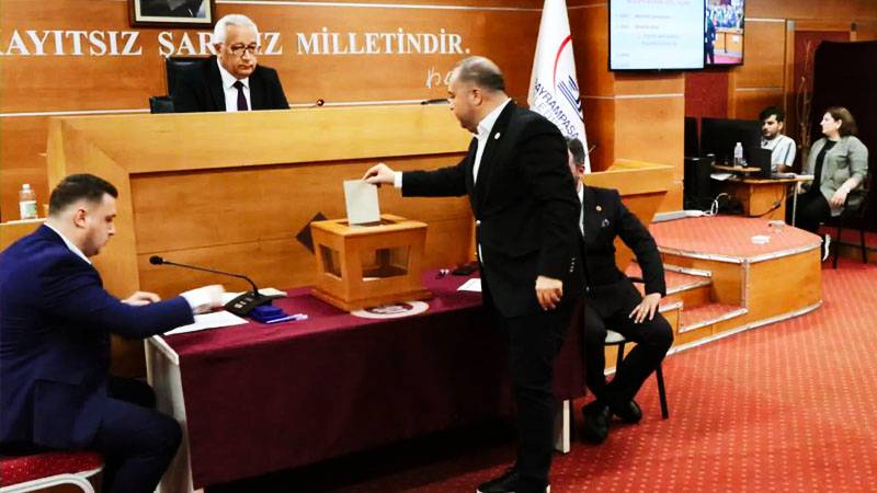 HAİN Mİ BECERİKSİZ Mİ? TARİHİ SEÇİMDE AK PARTİ ADAYININ ADINI YANLIŞ YAZDILAR