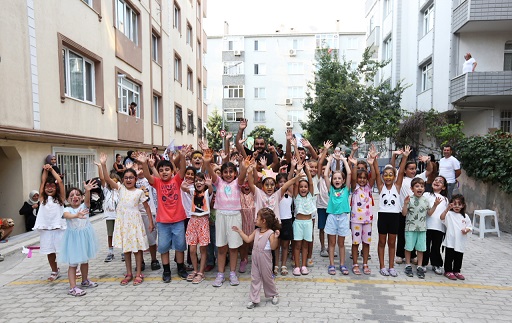 KÜÇÜKÇEKMECE’DE BİNLERCE ÇOCUK ‘SOKAKTA OYUN VAR’ İLE YAZ TATİLİNİN TADINI ÇIKARTTI