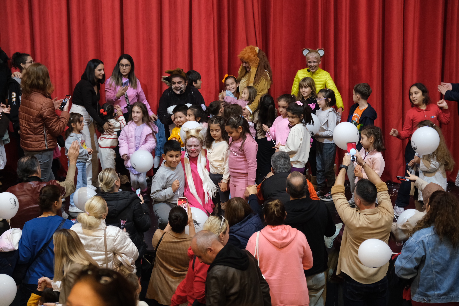 Büyükçekmeceli çocuklar, çocuk hakları gününde tiyatroda buluştu