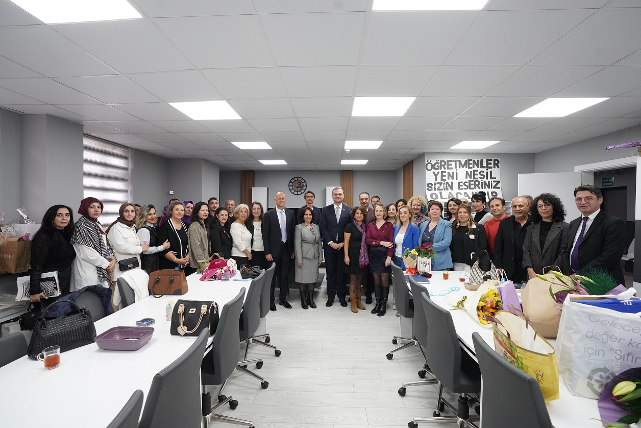 4 BİNİ AŞKIN FİDAN ÖĞRETMENLER İÇİN TOPRAKLA BULUŞTU