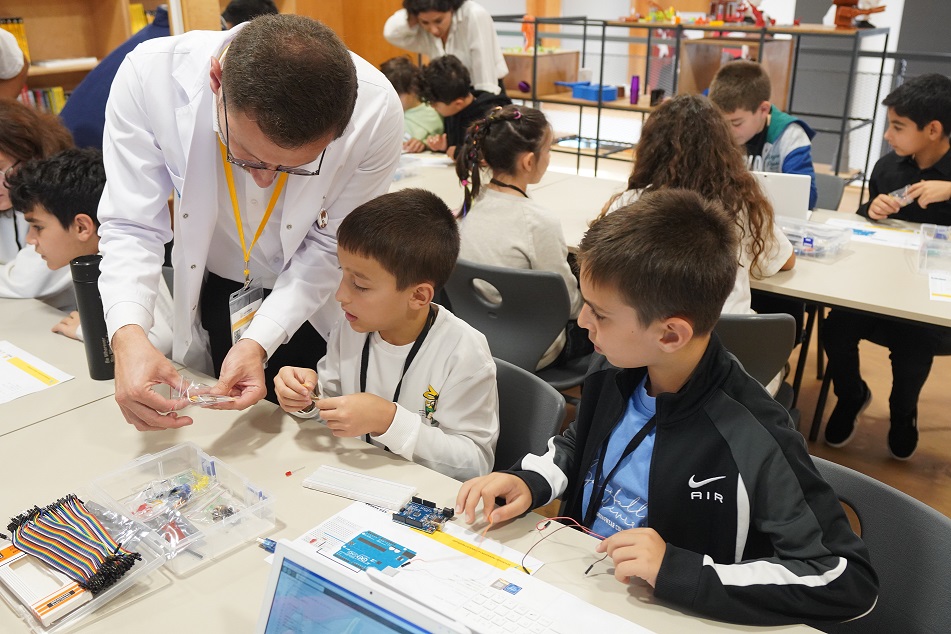 BEYLİKDÜZÜ BELEDİYESİ’NDEN DİJİTAL EĞİTİM