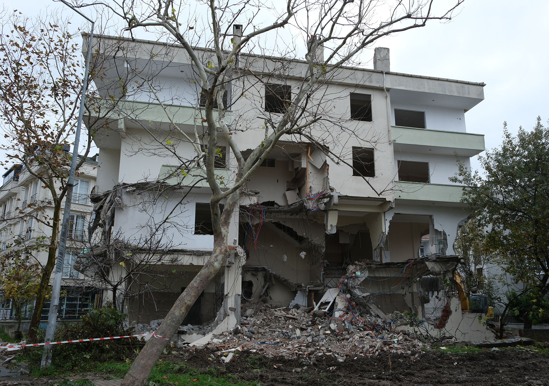 Çok riskli bir yapı daha yıkıldı