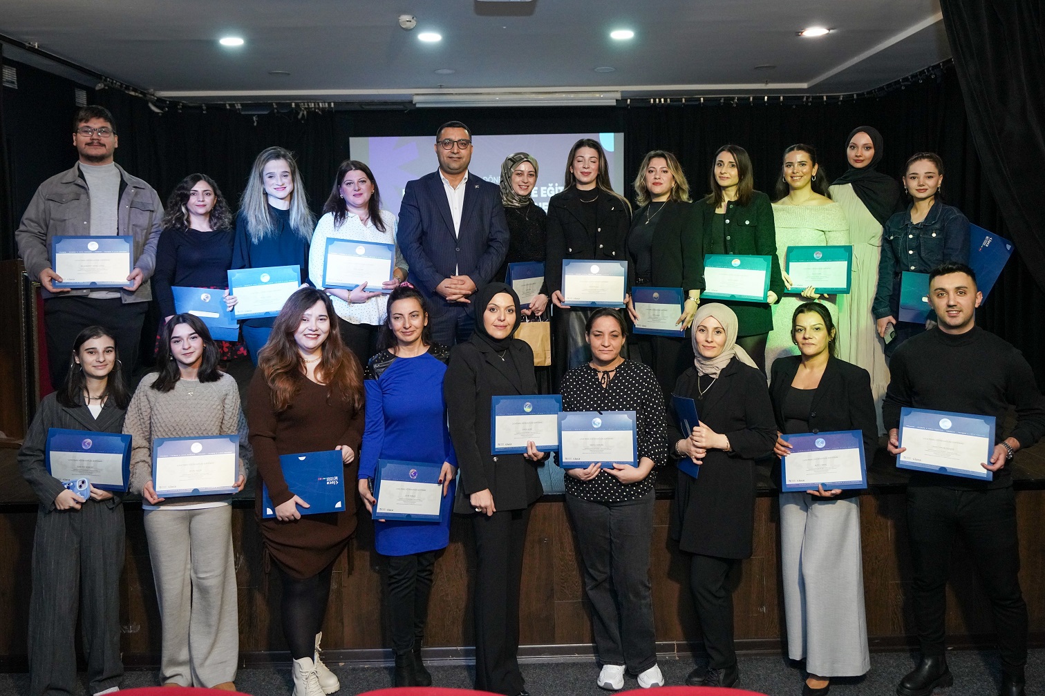 UYGULAMALI MUHASEBE EĞİTİMİ ÜÇÜNCÜ DÖNEM MEZUNLARINI VERDİ