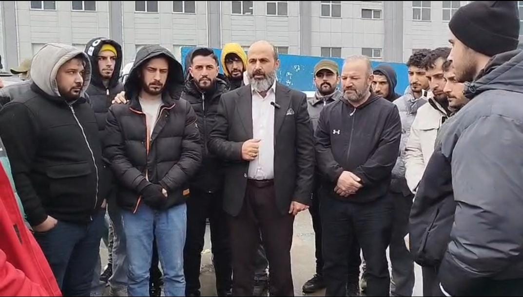 Saadet Partisi Esenyurt İlçe Başkanı Kemal Aygün, özlük hakları için direnişe geçen Esenyurt Migros Depo işçilerine destek ziyareti yaptı: