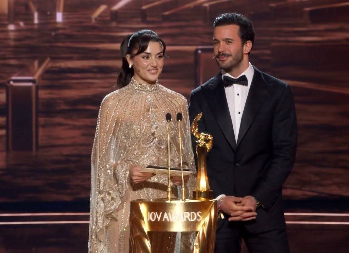 Hande Erçel Suudi Arabistan’daki ödül töreninde Arapça konuştu