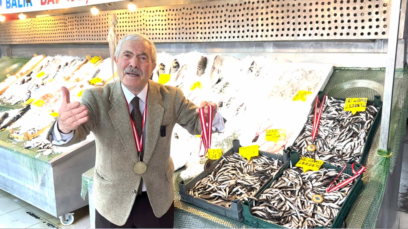 BU SEZONUN ŞAMPİYONU HAMSİ OLDU   HAMSİ ALTIN ÇAĞINI YAŞADI! BALIKÇI KENAN ŞAMPİYON HAMSİYE MADALYA TAKTI