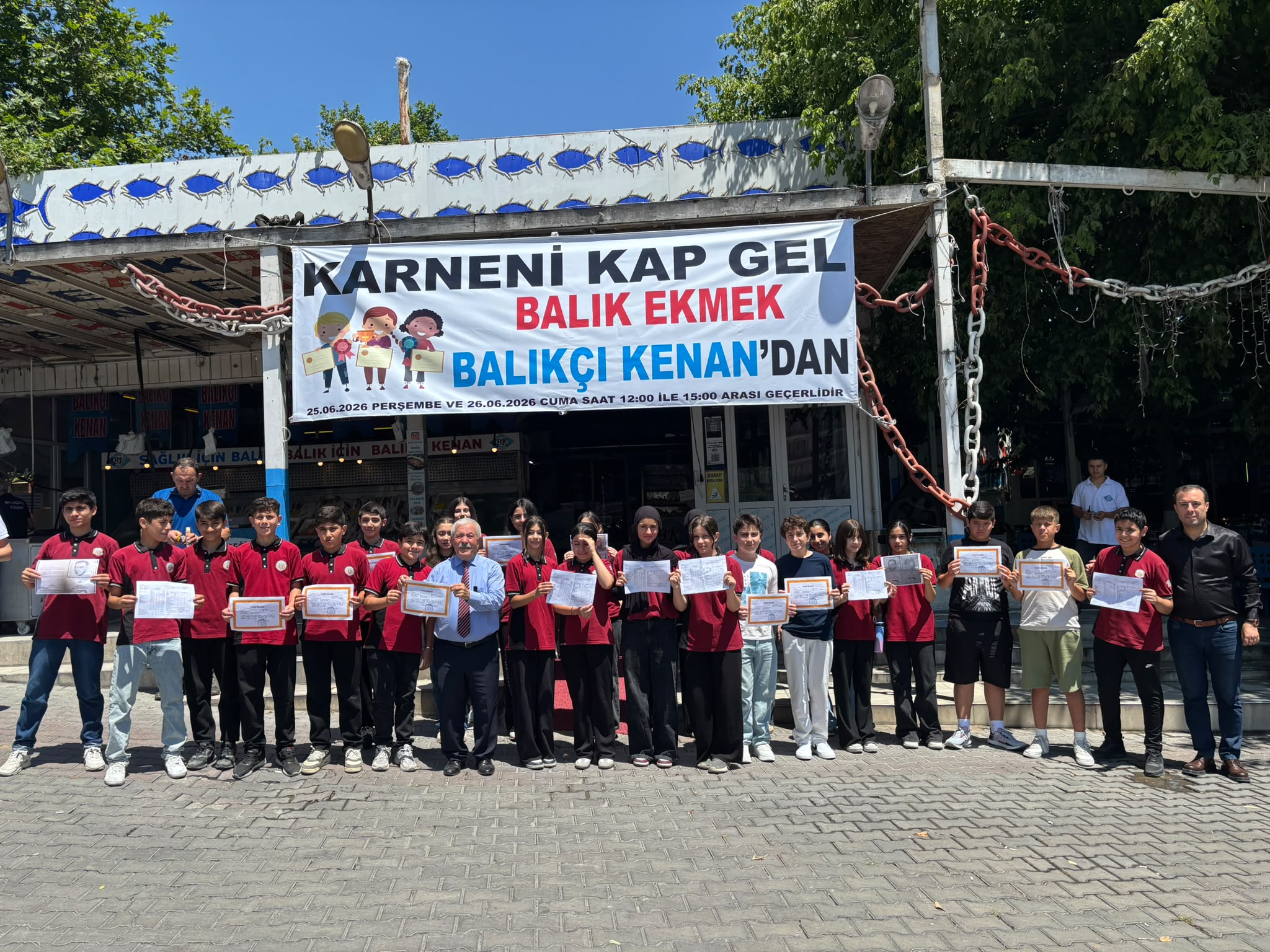 KARNESİNİ ALAN BALIKÇI KENAN’A KOŞTU   KARNESİNİ GETİREN ÖĞRENCİLERE BALIK EKMEK BEDAVA!