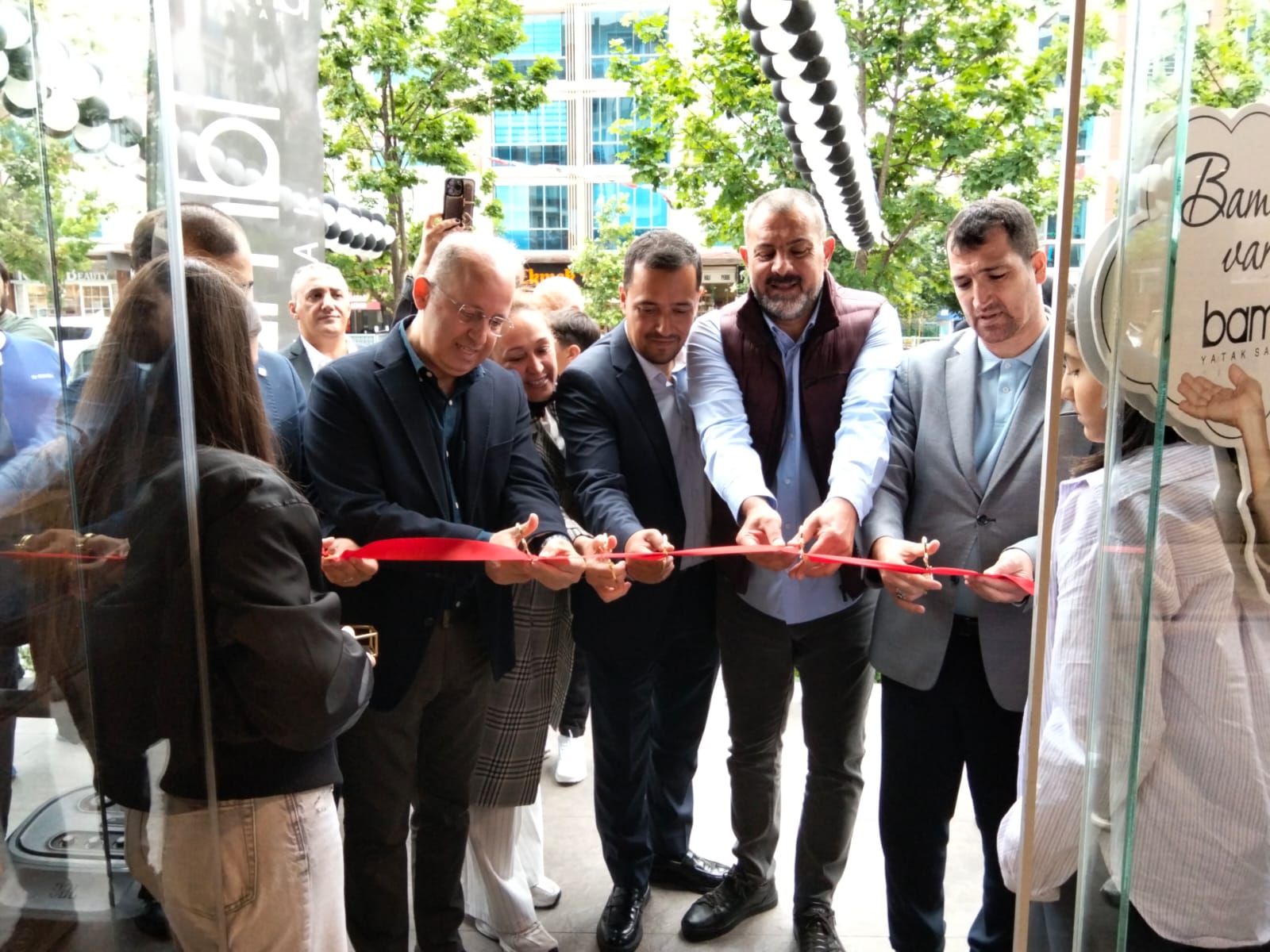BEYLİKDÜZÜ’NDE YENİ YATIRIMIN KURDELESİ KESİLDİ